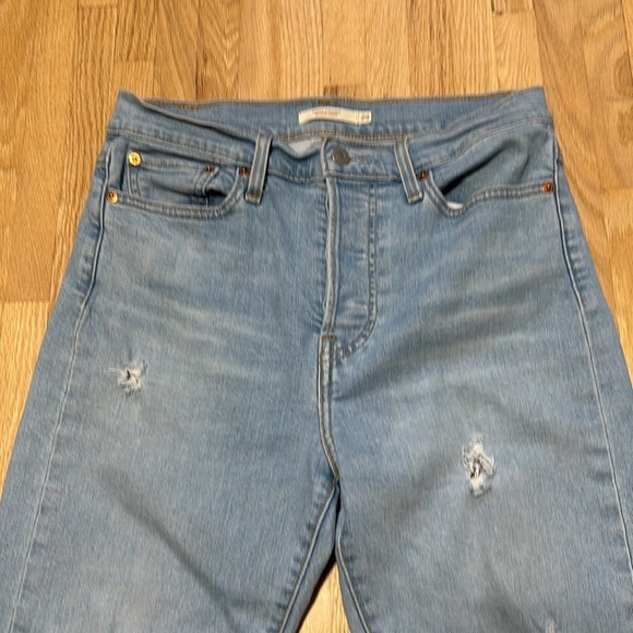 Levi's Wedgie Straight Raw Hem Distressed Light Wash High Rise Women's Jeans - Picture 3 of 10